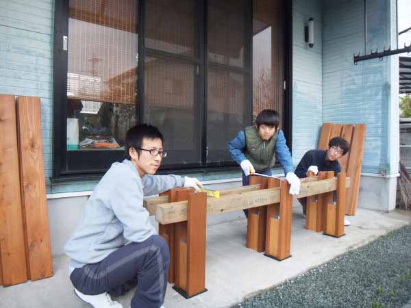 調整束によるデッキ組立4 柱材